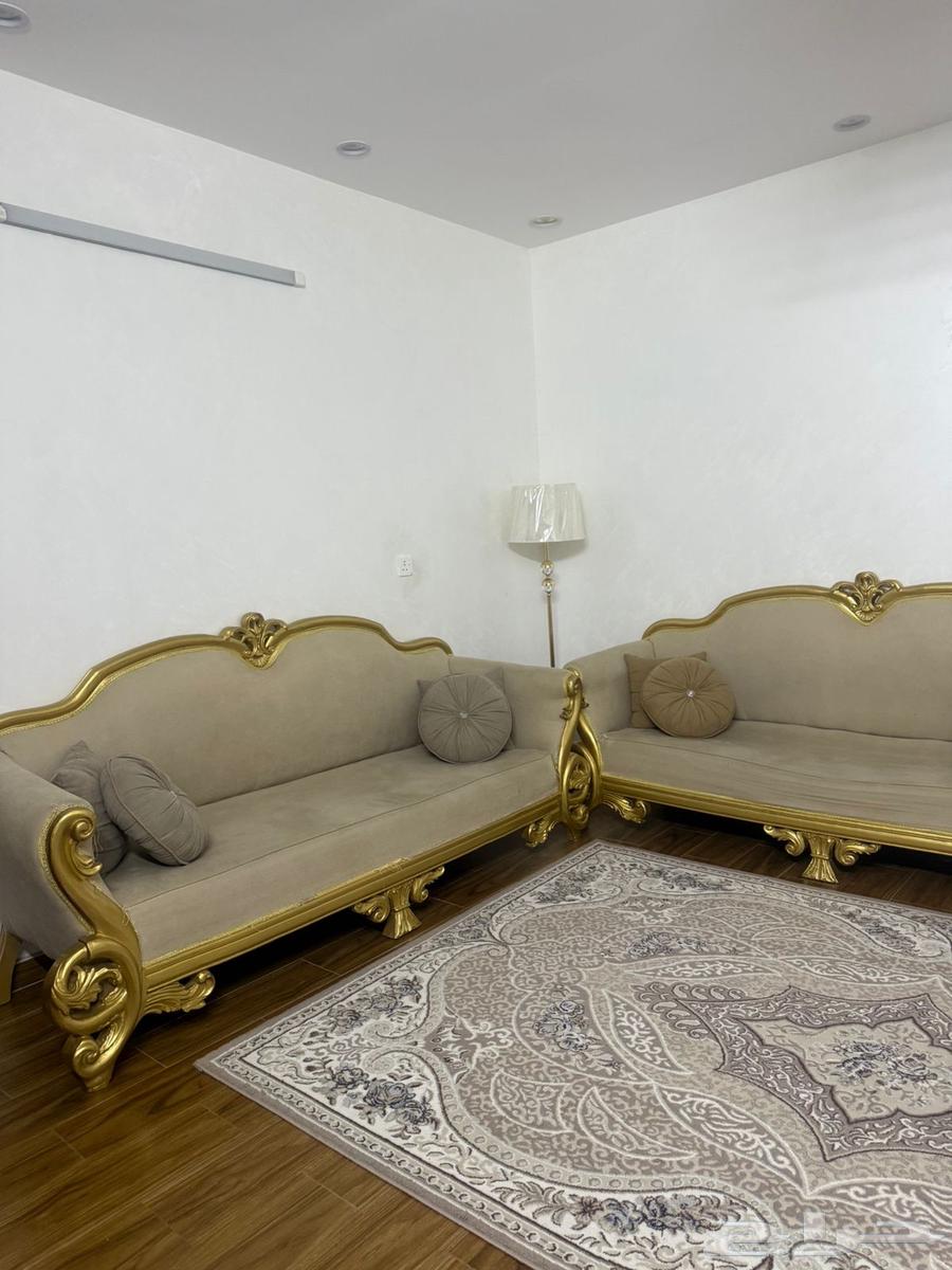 Sofa and table64511801261698110