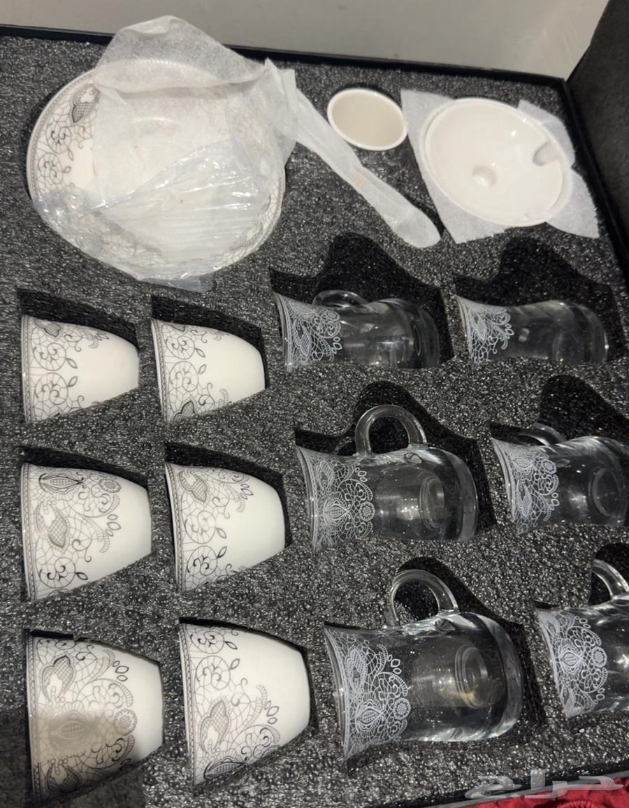 Two sets of coffee and tea cups, one new and the other used once64513058984834110