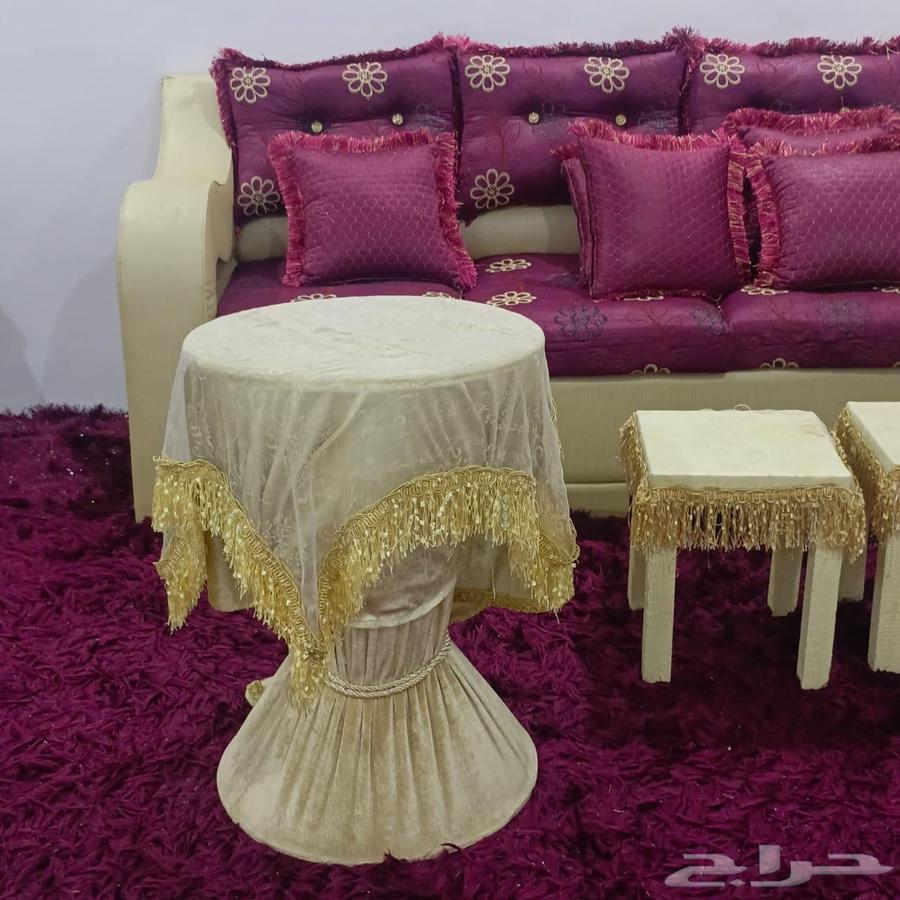 فرشه مع الكنب والطاولات مستعمل نظيف64511912471811114