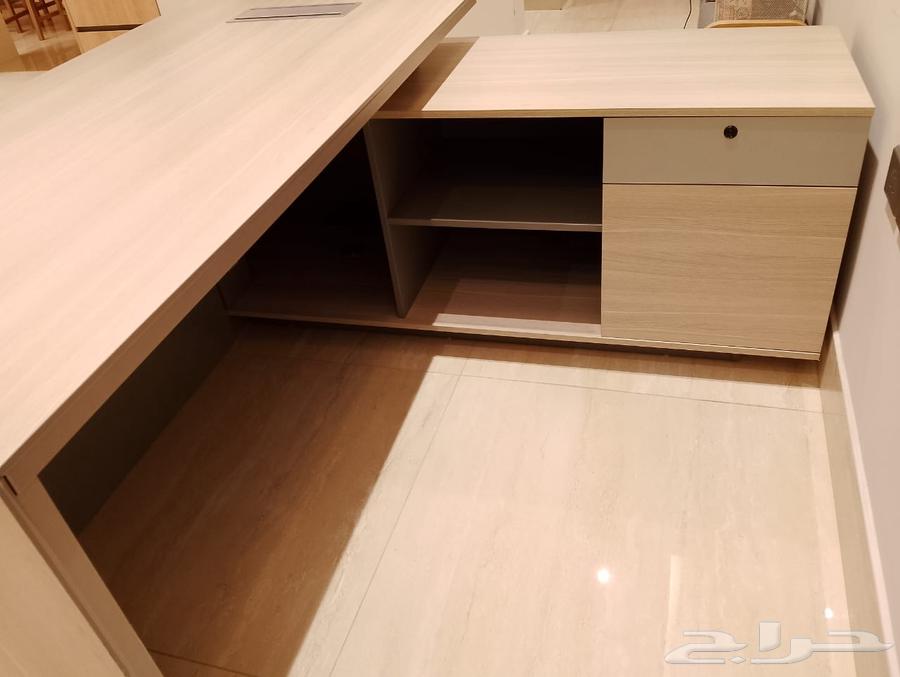 مكتب نظيف لم يستخدم64515835715457111