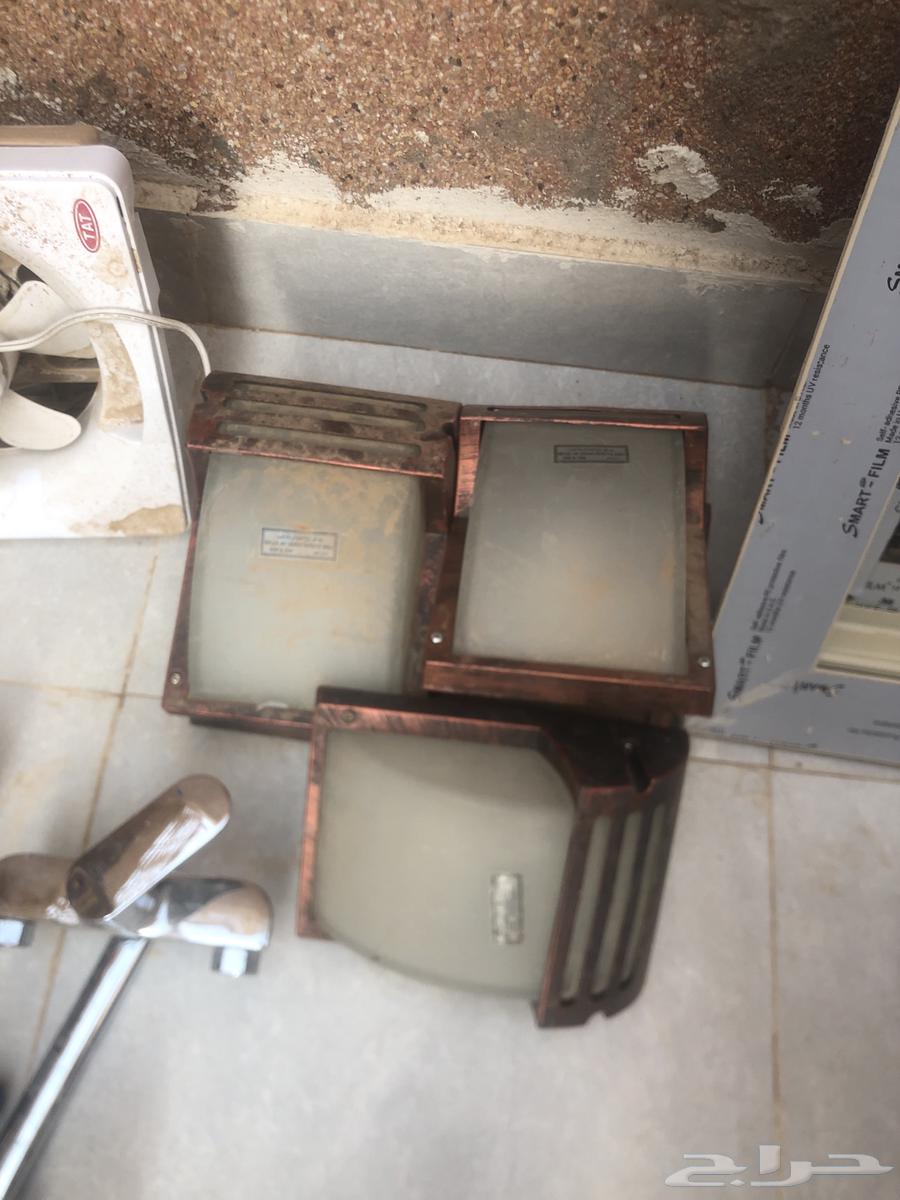 Items inside a warehouse64515150799747111