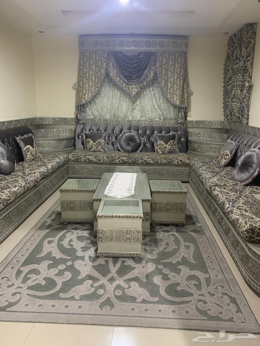 كنب للبيع ب 2000 مع الطاولات والسجادة والطاولات قابل للتفاوض64511478635011110