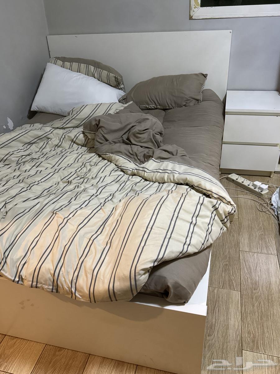 Bed, wardrobe, and cabinet64515723577089110