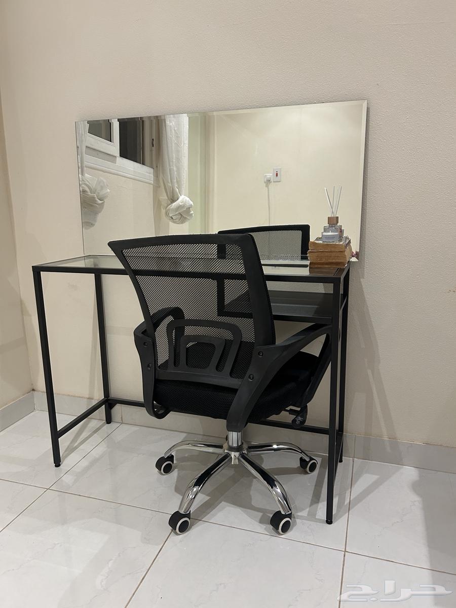 A desk consisting of a chair and table priced at 500 40064517874985474110