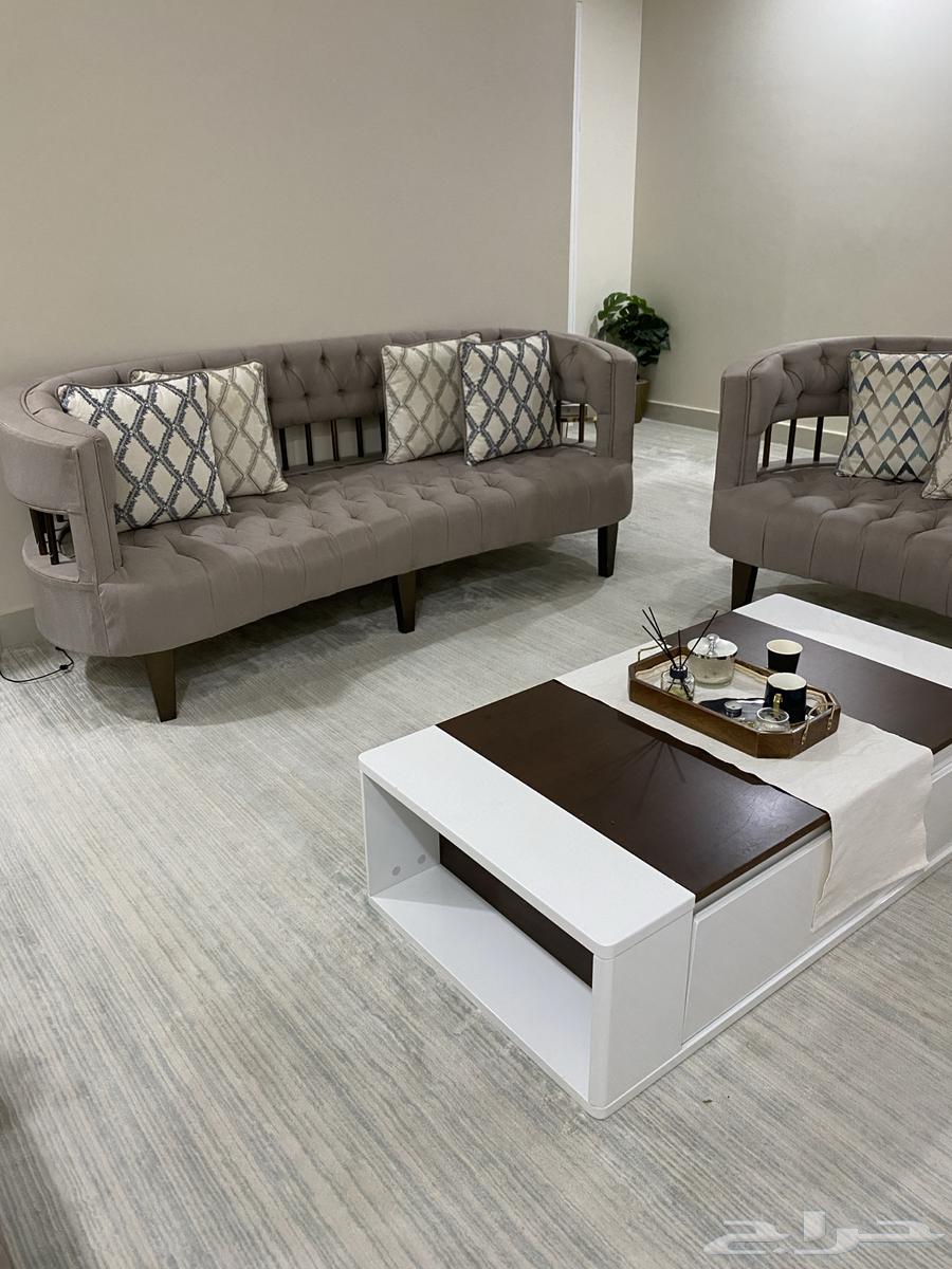 كنب صالة مع طاولة شاشة وطاوله ضيافة استخدام شهر64516510919683110