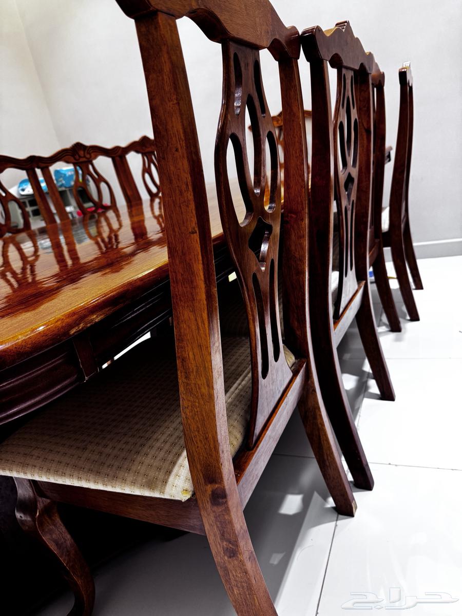 Dining table with ten chairs in excellent condition64515375221633110