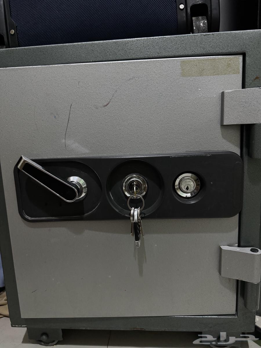 Used wardrobe with two keys, one for the wardrobe and one for the drawer64516311023361111