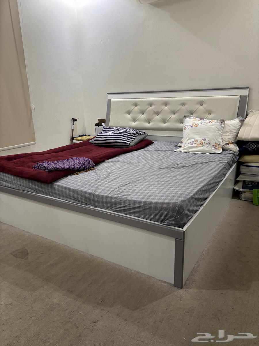 للبيع عدد اسرة ودواليب وتسريحتين64516850923394110