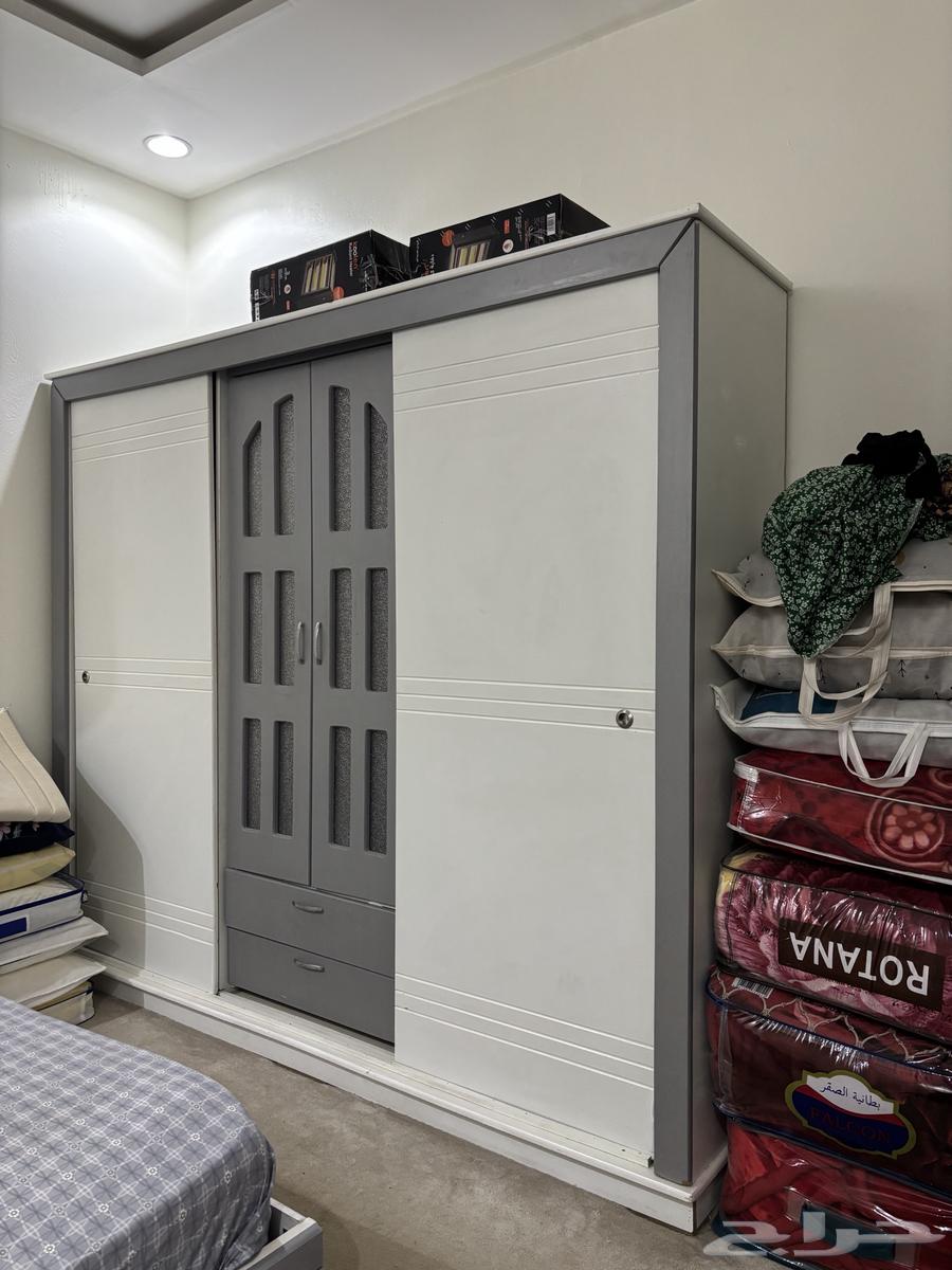 للبيع عدد اسرة ودواليب وتسريحتين64516850923394112