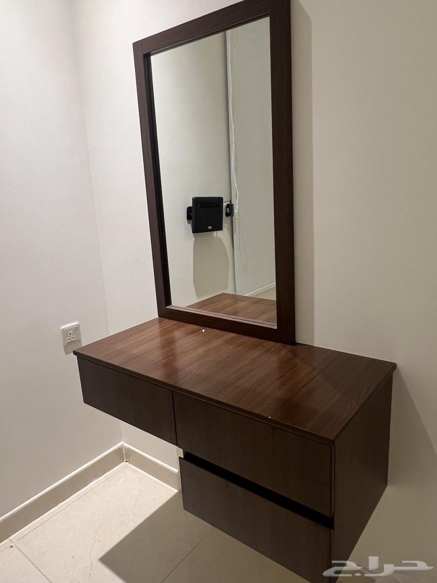 Wardrobe, table, and dressing table64517590778755114