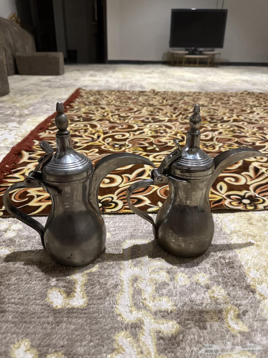 Two sealed small-sized Raslan teapots64511099893891110