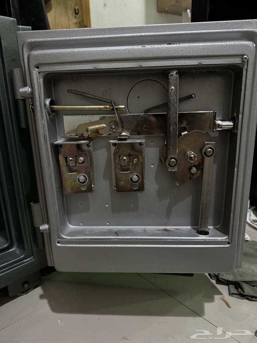 Used wardrobe with two keys, one for the wardrobe and one for the drawer64516311023361110