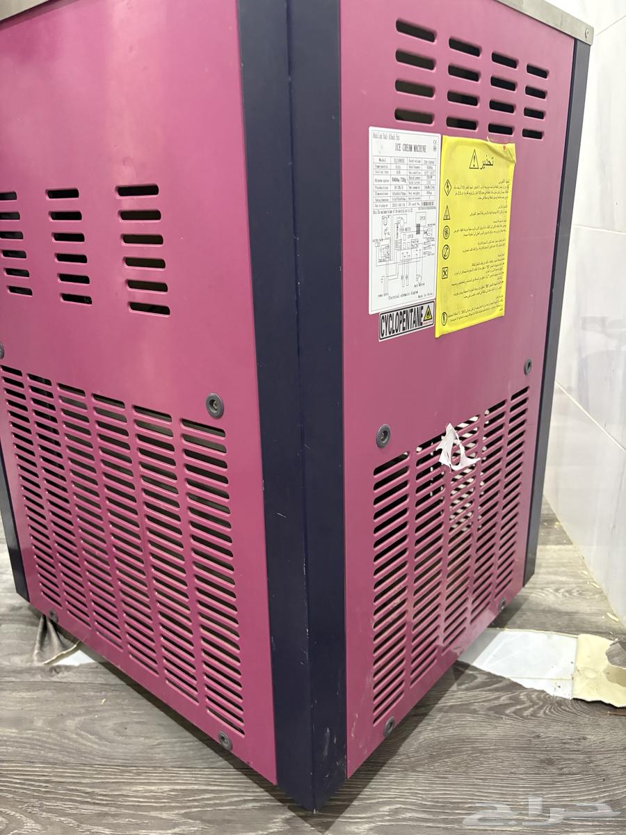 Ice cream machine in new condition64511057617923110