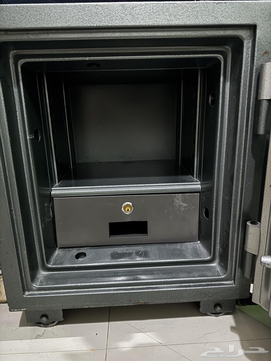 Used wardrobe with two keys, one for the wardrobe and one for the drawer64516311023361112