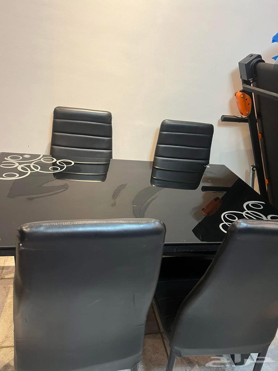 Dining table in good condition with light use, 4 chairs64513866474882110