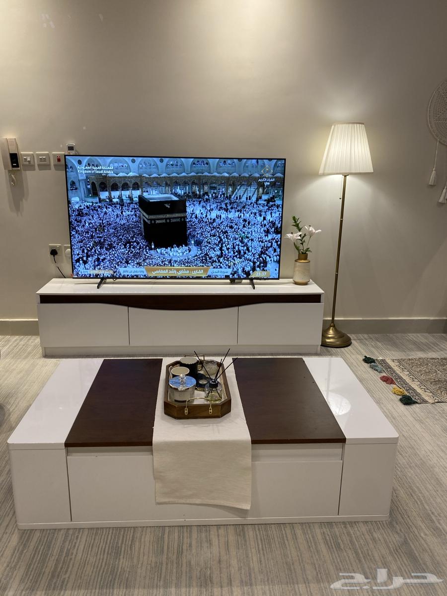 كنب صالة مع طاولة شاشة وطاوله ضيافة استخدام شهر64516510919683114