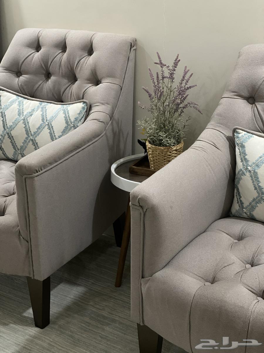 كنب صالة مع طاولة شاشة وطاوله ضيافة استخدام شهر64516510919683111