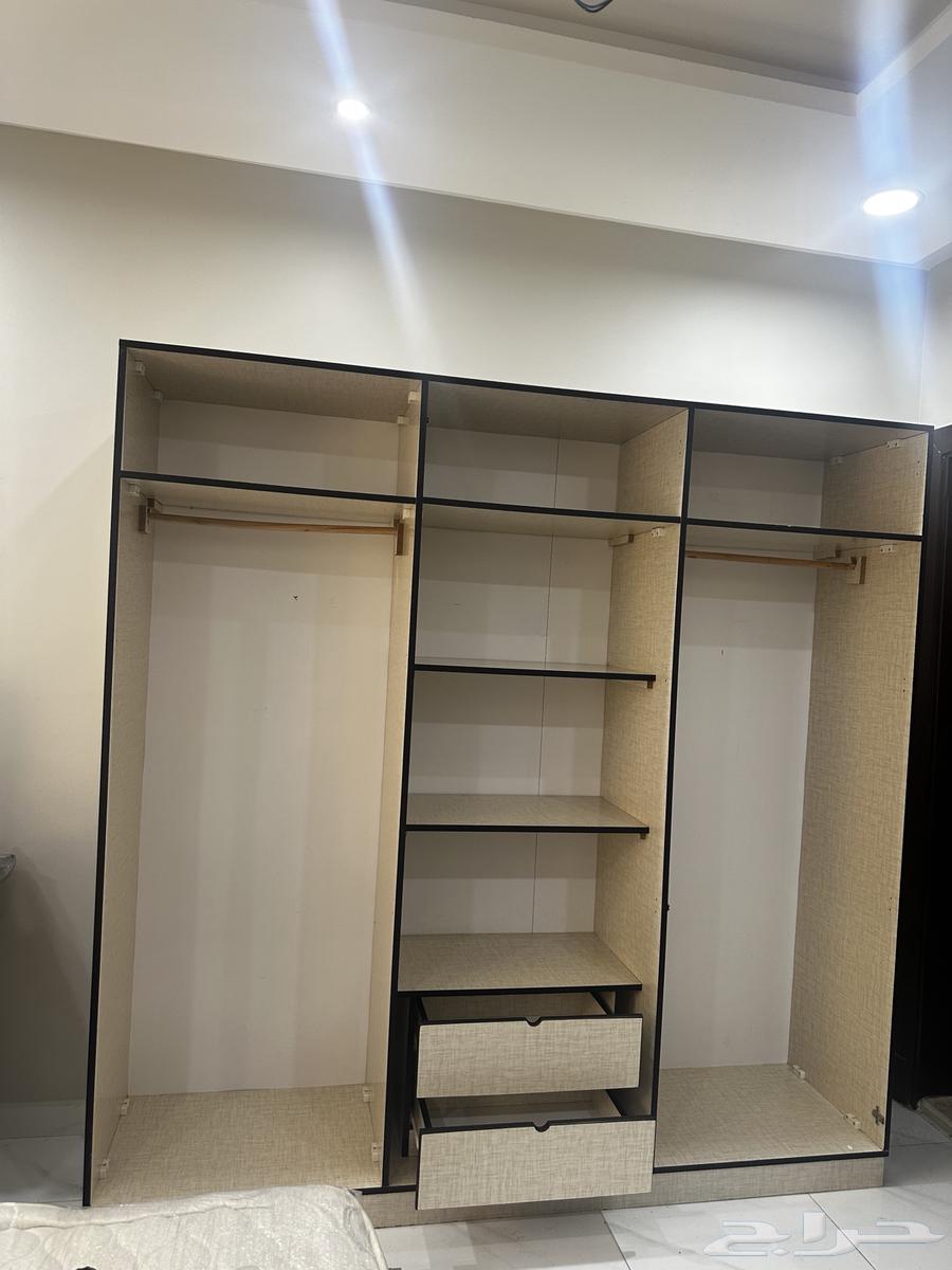 Wardrobe, TV table, and dressing table64517104754434110