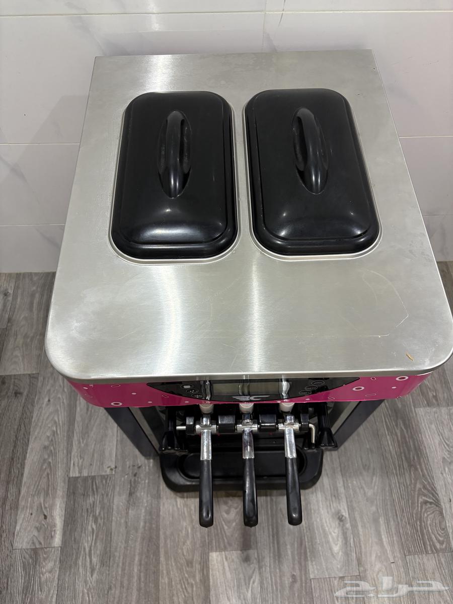 Ice cream machine in new condition64511057617923111