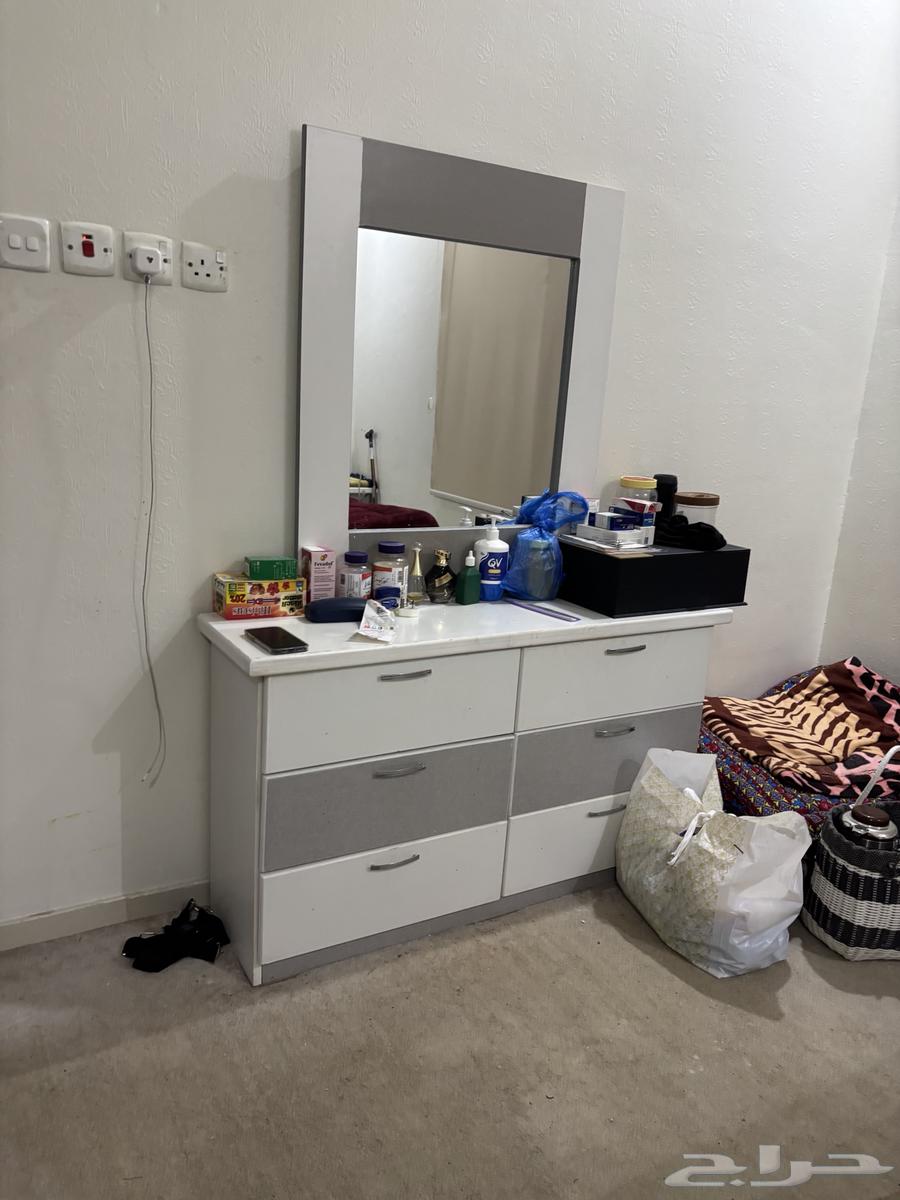 للبيع عدد اسرة ودواليب وتسريحتين64516850923394111