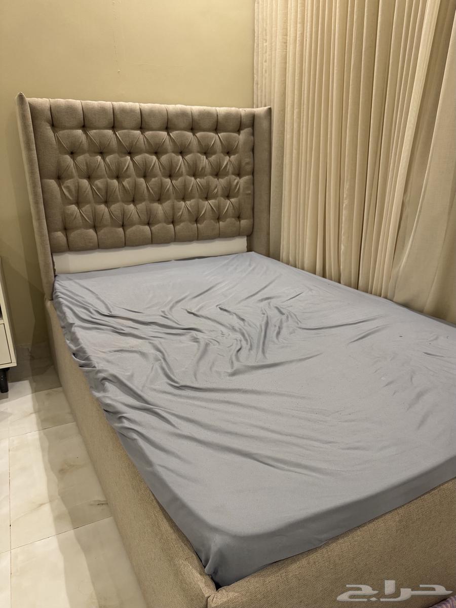 سريرين نفر ونص له اقل من خمس سنوات64512497092481110