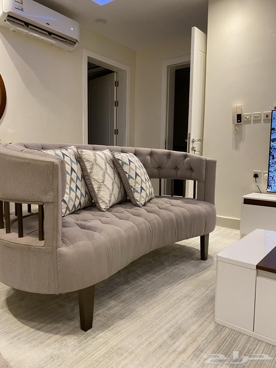 كنب صالة مع طاولة شاشة وطاوله ضيافة استخدام شهر64516510919683113