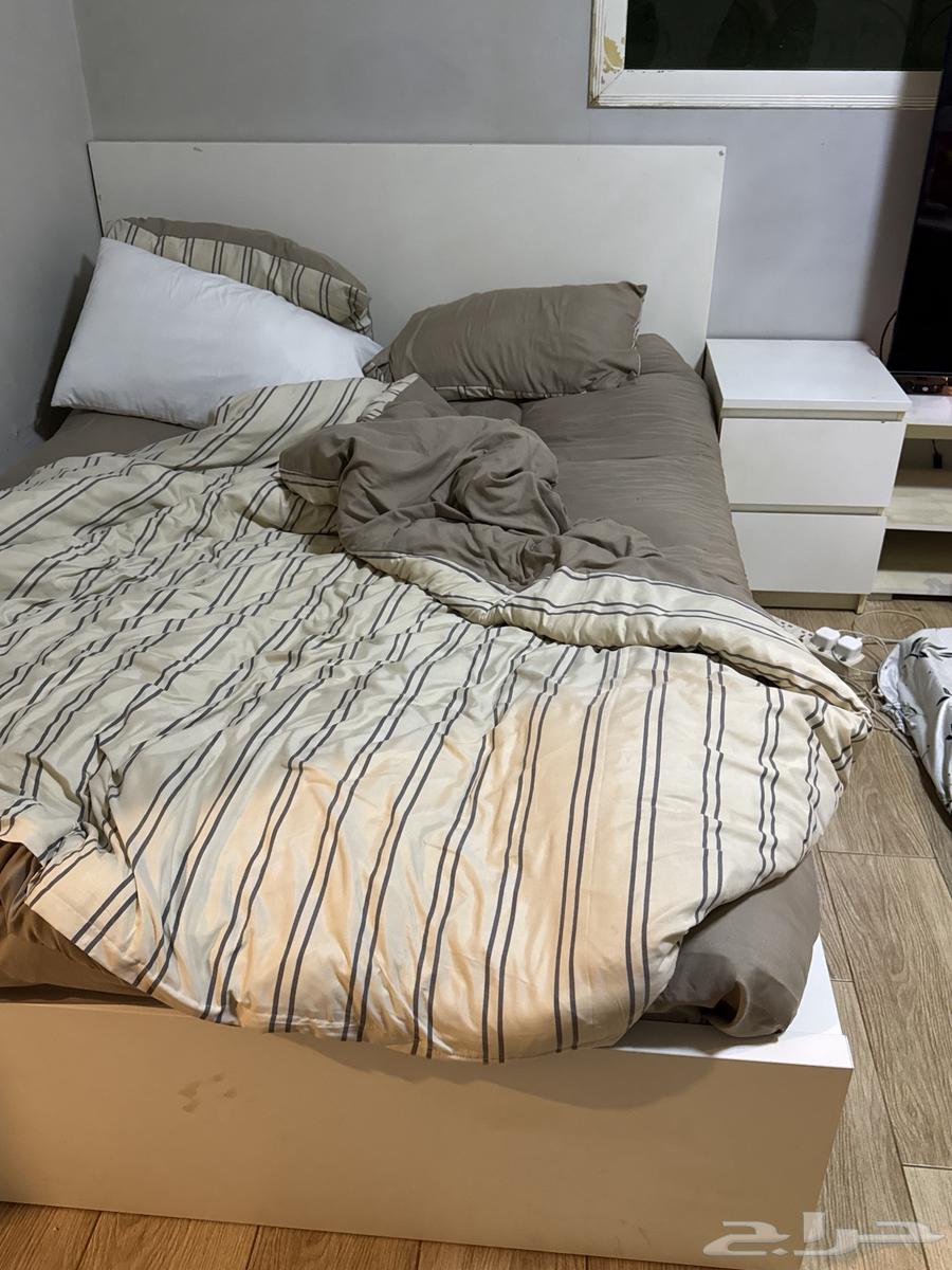 Bed, wardrobe, and cabinet64515723577089111