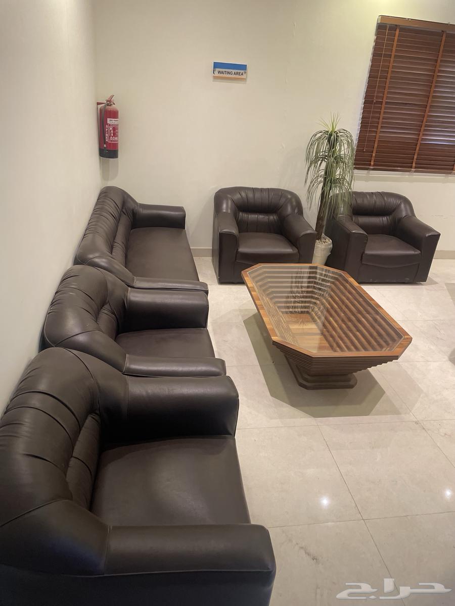 كنب مكتبي مع طاولة قهوة نظيف جدا64512427314051111