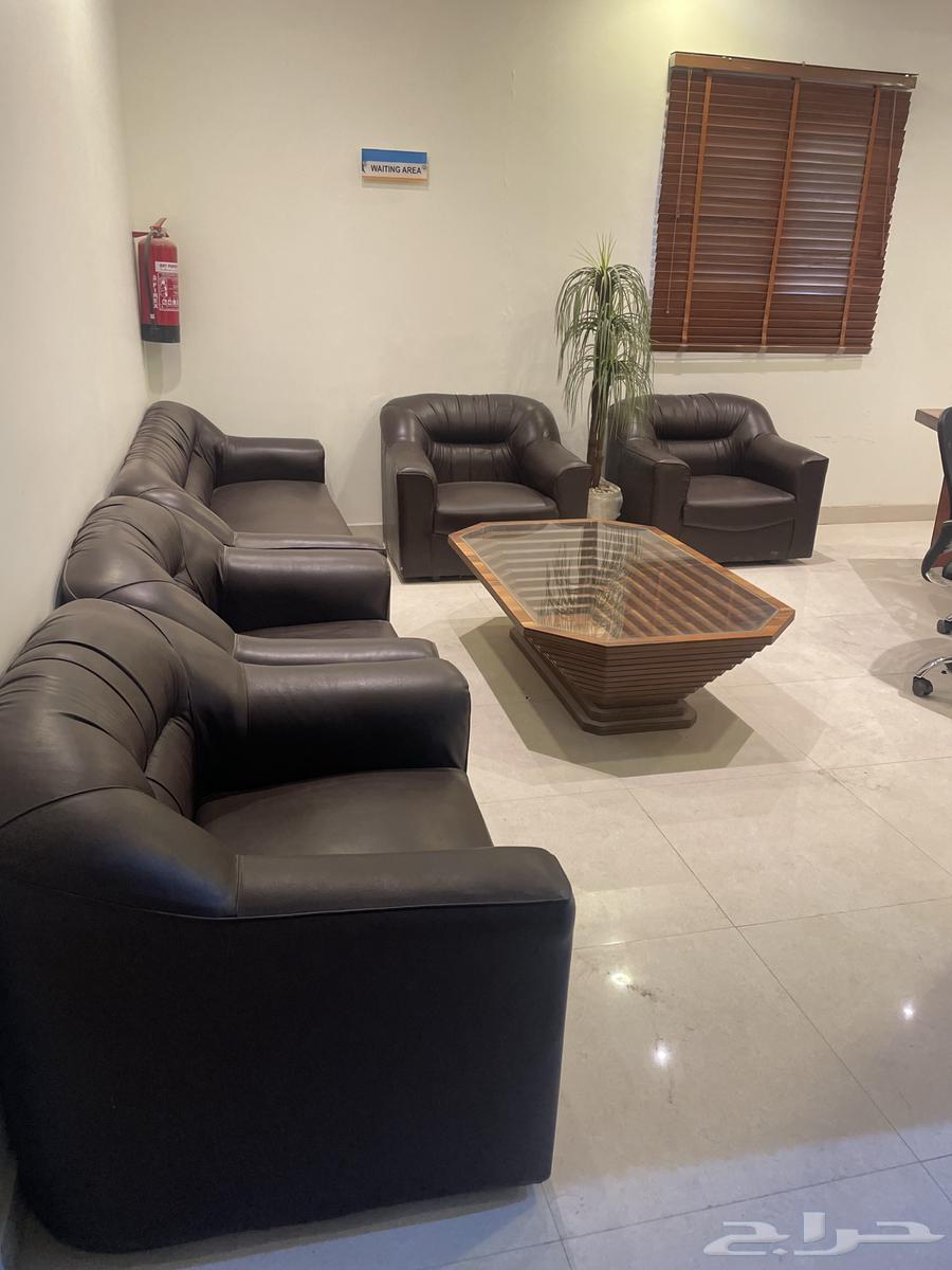 كنب مكتبي مع طاولة قهوة نظيف جدا64512427314051110