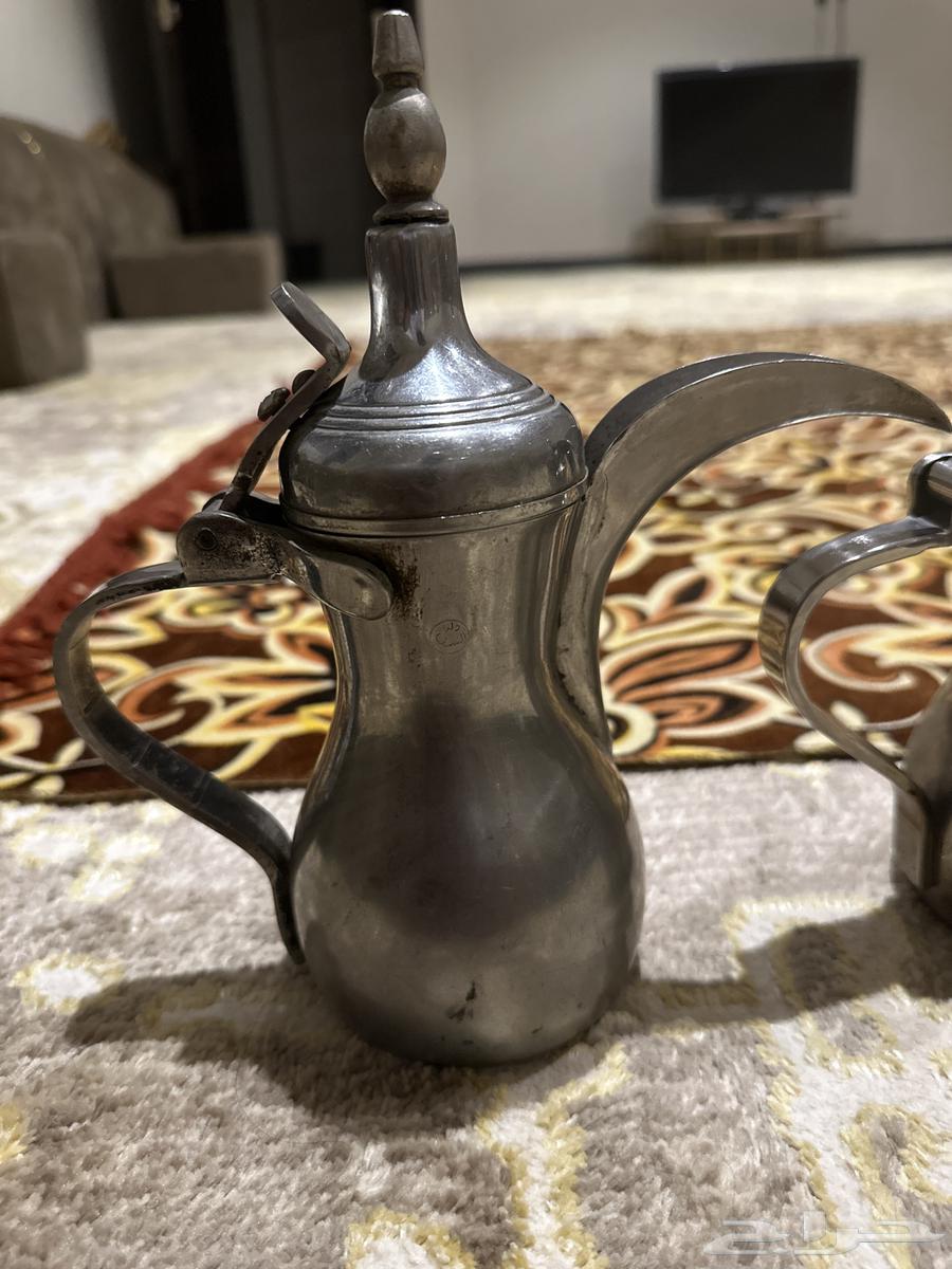 Two sealed small-sized Raslan teapots64511099893891112