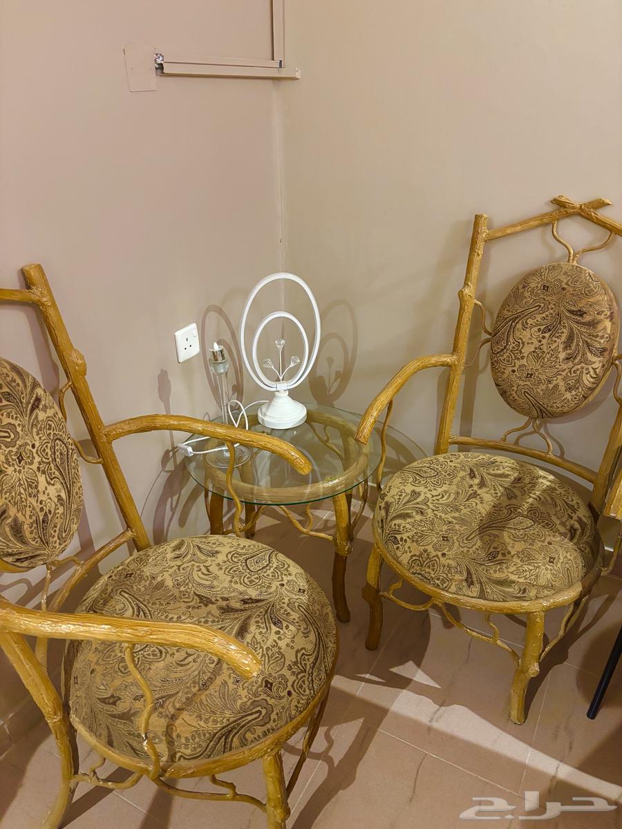 Set of two chairs and a table64513686985601110