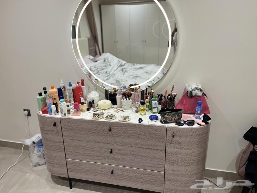 A bedroom set from Al-Amr bedding, original price on invoice, like new64510916263043113