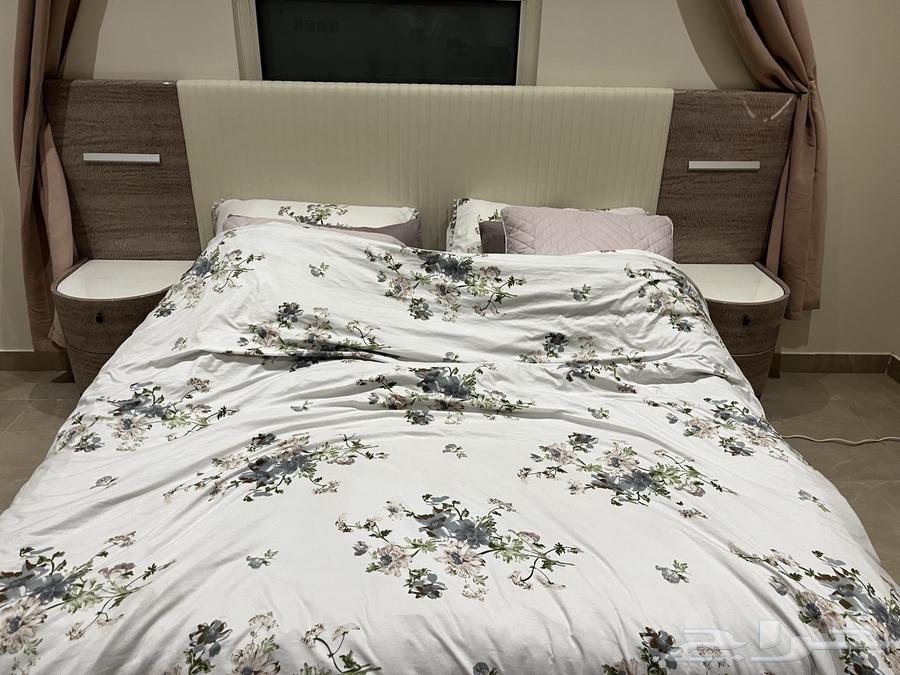 A bedroom set from Al-Amr bedding, original price on invoice, like new64510916263043111