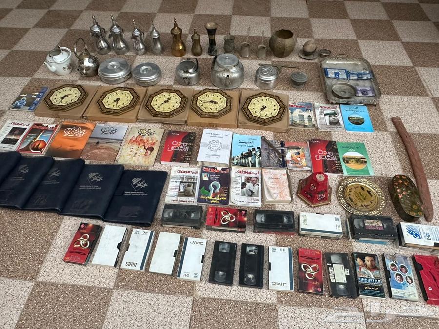 بضاعه تراثيات وأشرطة فيديوهات ومقتنيات متنوعه64549818309123111