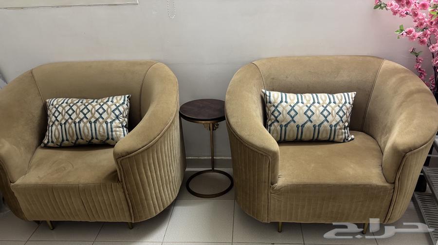 للبيع طقم كنب استعمال خفيف مع طاولة وسطية وطاولات خدمه64517118887938111