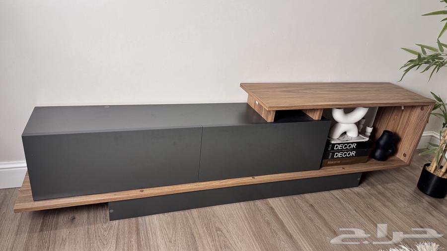 Table with screen64511000770051111