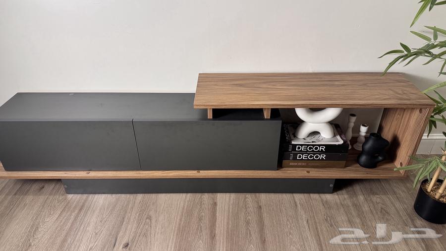 Table with screen64511000770051110