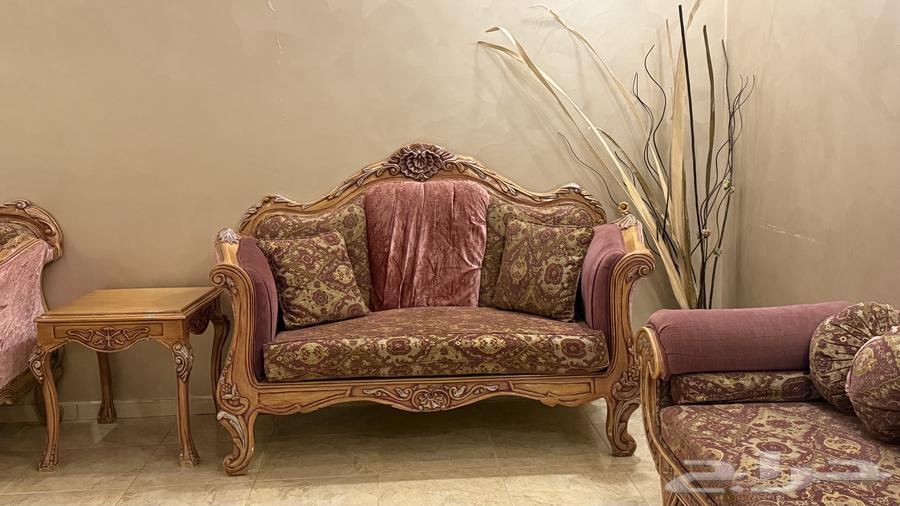 6كنبات 11نفر مع طاولتين صغيره وطاوله كبيره وكلها مع مخداتها64516296869250111