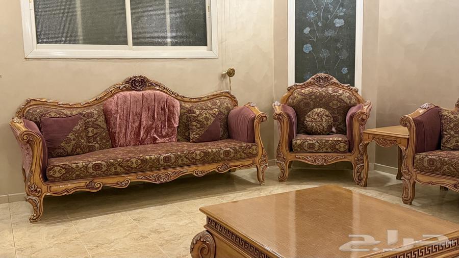 6كنبات 11نفر مع طاولتين صغيره وطاوله كبيره وكلها مع مخداتها64516296869250113