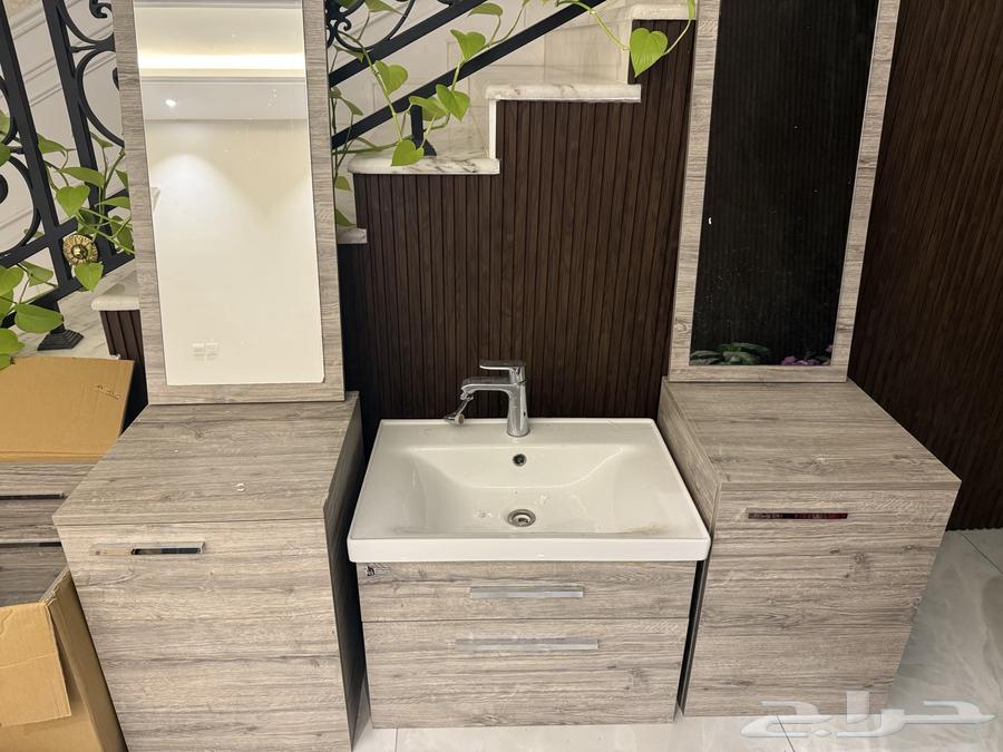 Jacuzzi and two sinks64514279154690112