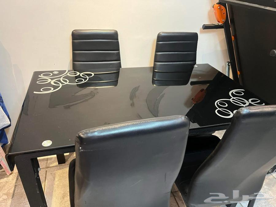 Dining table in good condition with light use, 4 chairs64513866474882112