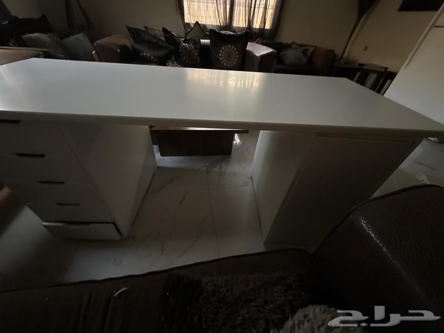 مكتب خشبي ابيض مع ادراج جانبيه64515486893825110