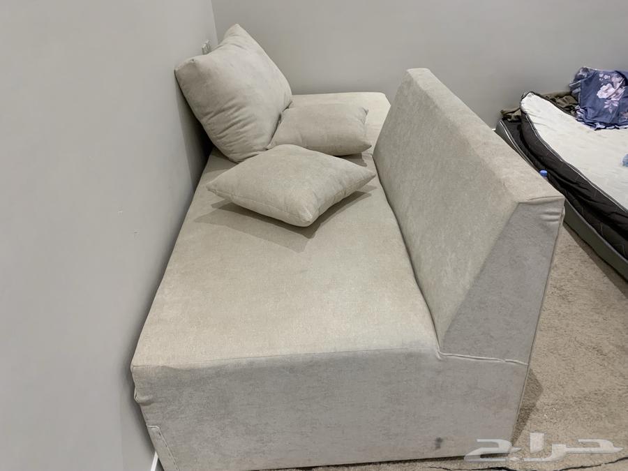 كنب قطعتين مع 3 قطع مخدات صغير و اربع قطع مخدات كبيره64516268328833111