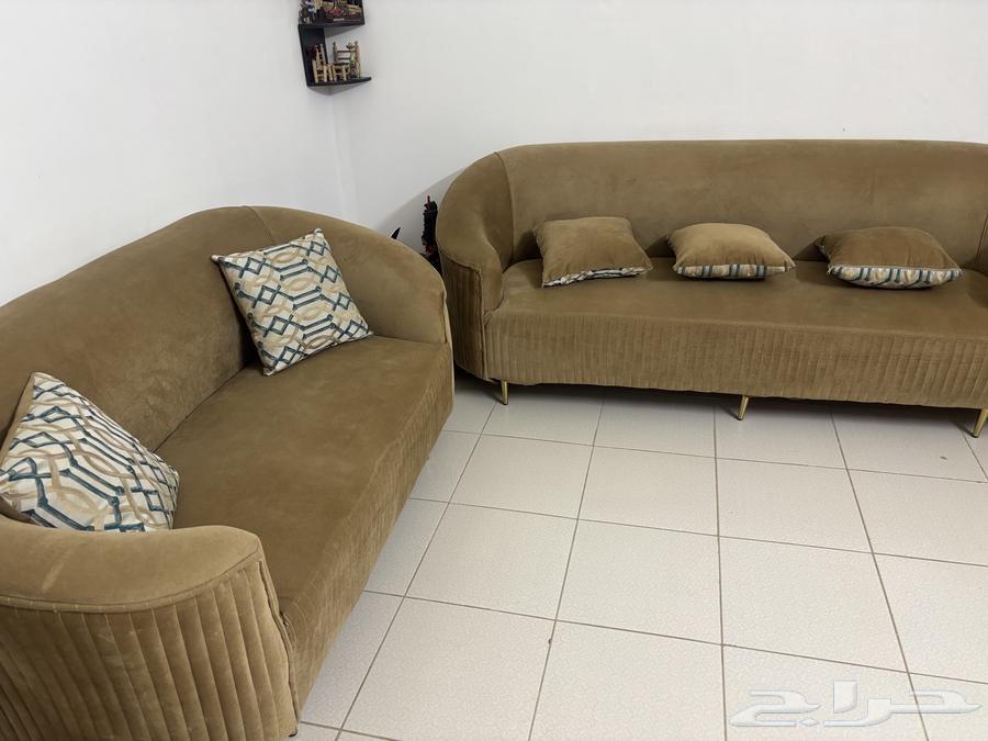 للبيع طقم كنب استعمال خفيف مع طاولة وسطية وطاولات خدمه64517118887938110