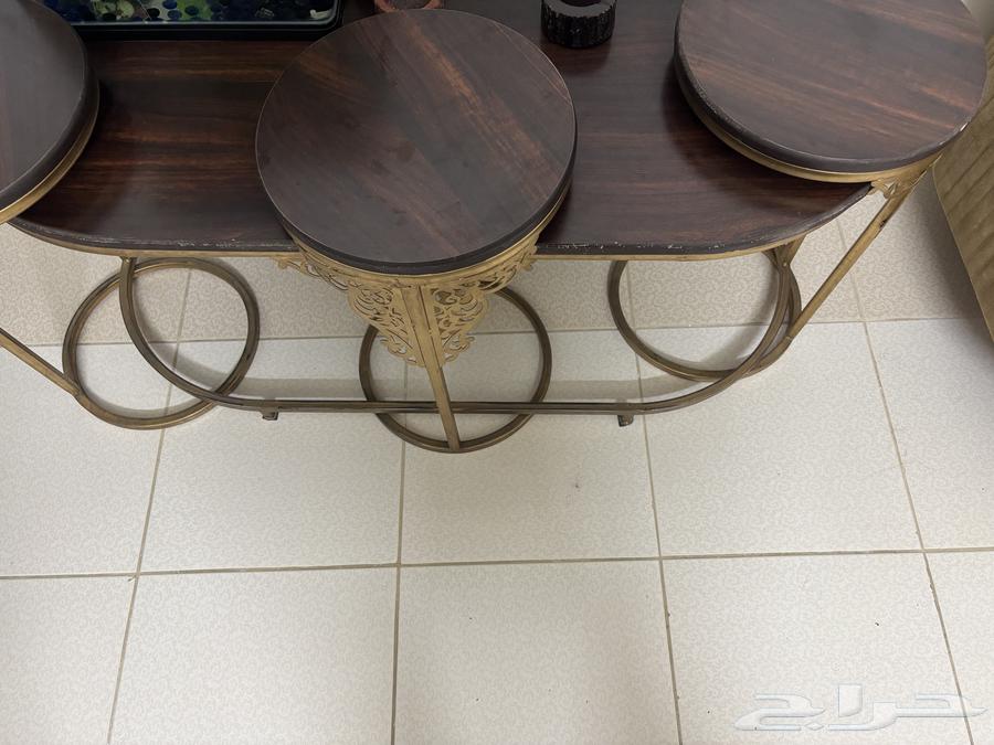 للبيع طقم كنب استعمال خفيف مع طاولة وسطية وطاولات خدمه64517118887938112