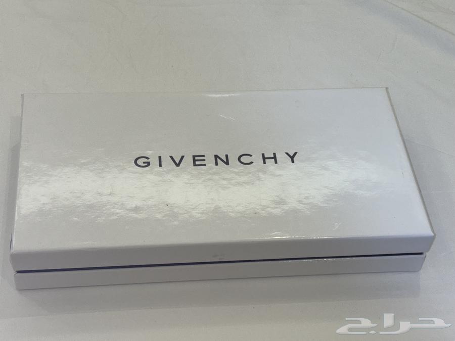 شماغ جيفينشي اصلي64513028104195110