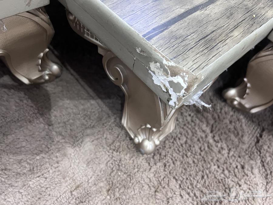 طاولة للجلسة الأرضية للبيع 100 ريال، يوجد بها خدش في الزاوية64517206122882111