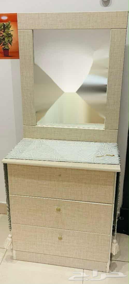 Wardrobe and dressing table with drawers64513574913921111