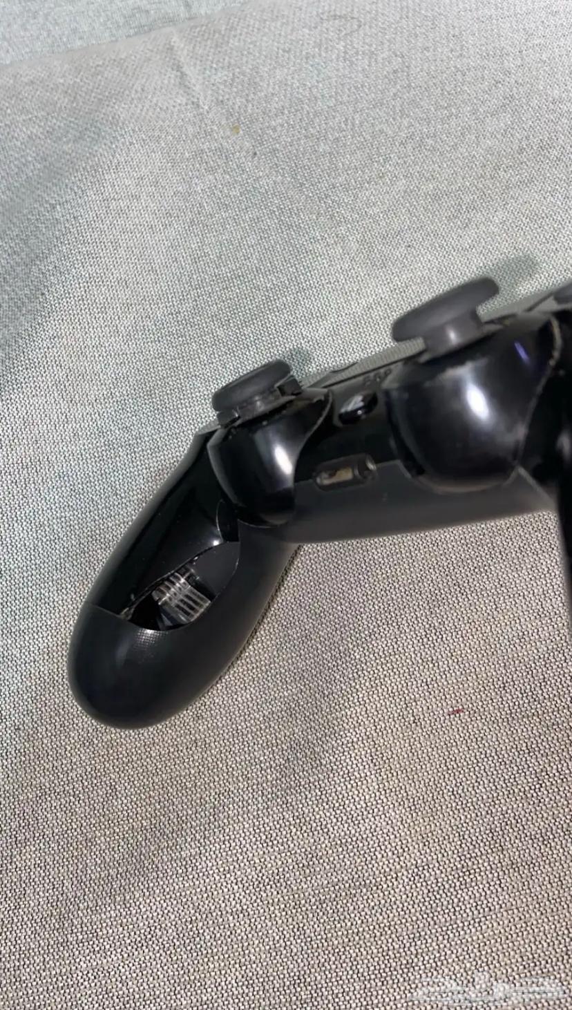 Sony 4 tapes and Sony 4 controller with a minor crack, nothing wrong except the crack64516016903553114