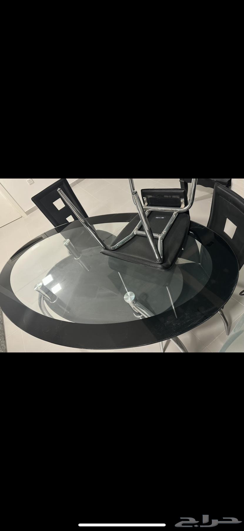 طاولة طعام زجاج مع أربع كراسي جلد مستعملة64511043489923111